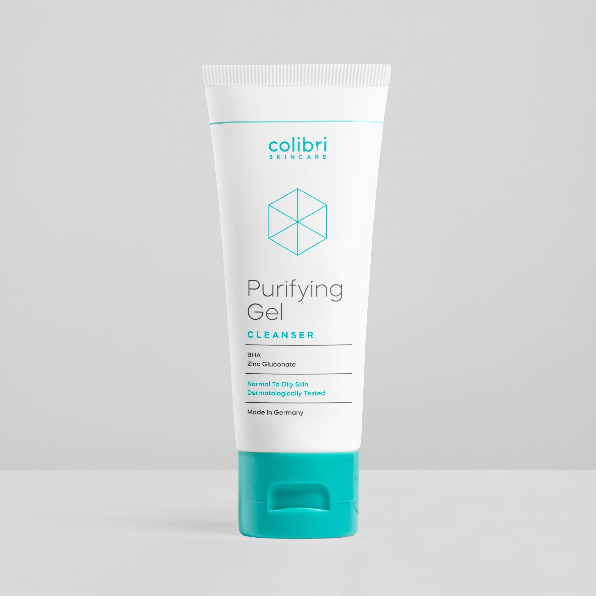 Weiße Tube mit türkisem Deckel, beschriftet mit "Purifying Gel Cleanser" und "Made in Germany."