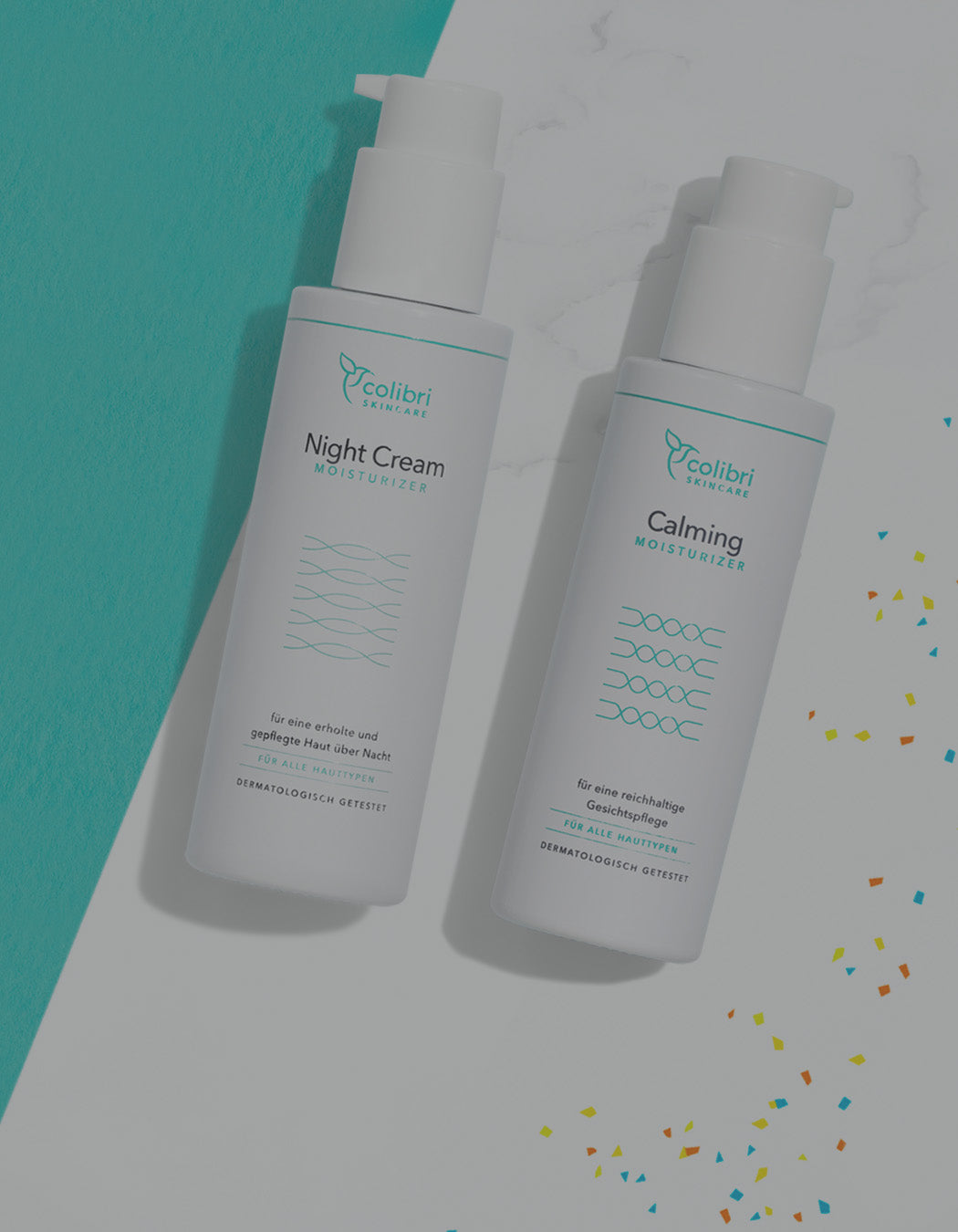 Zwei Flaschen Hautpflegeprodukte (Night Cream und Calming Moisturizer) auf blau-weißem Hintergrund mit bunten Konfetti.