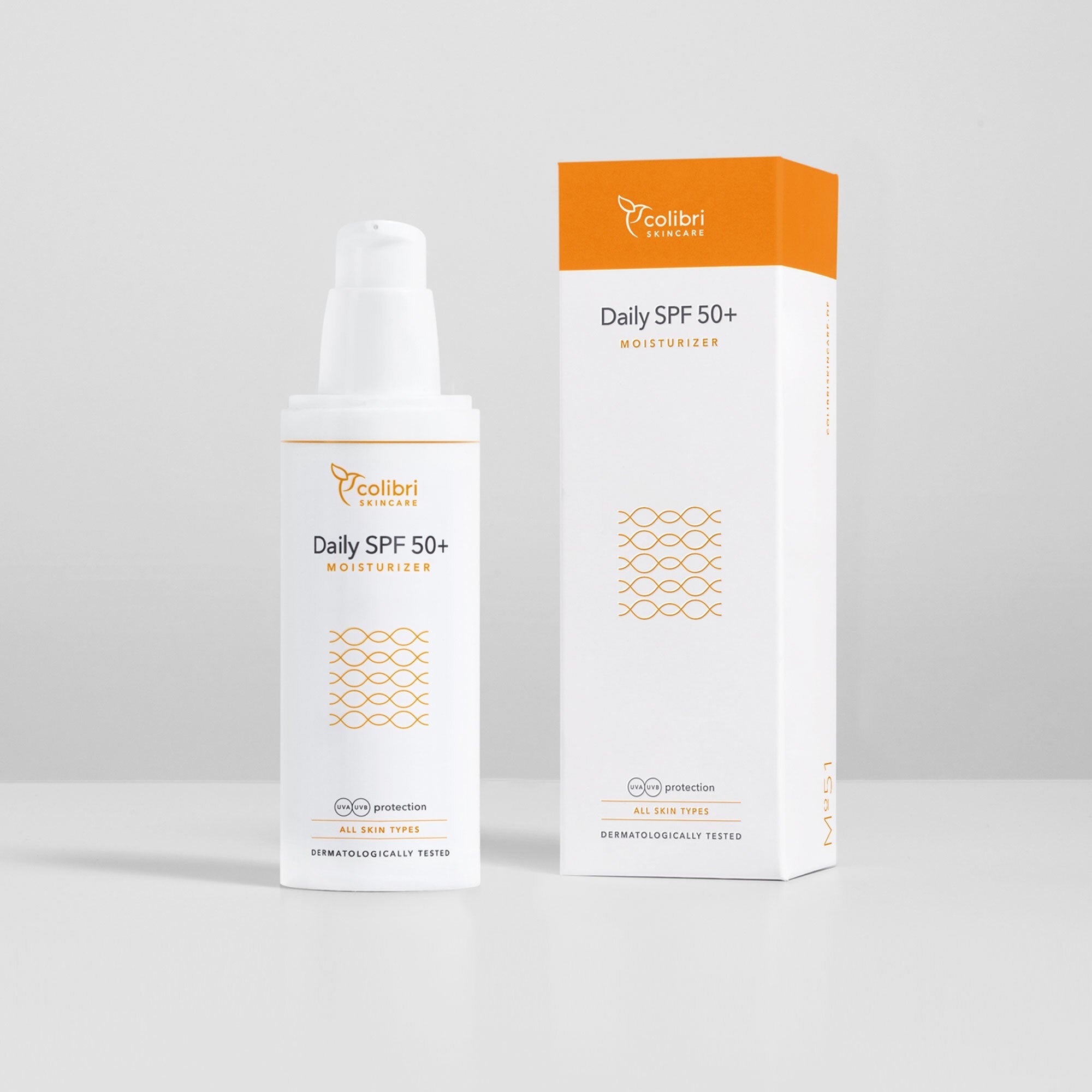 Flasche und Verpackung einer Tagescreme mit LSF 50+ von Colibri Skincare, gestaltet in Weiß und Orange.