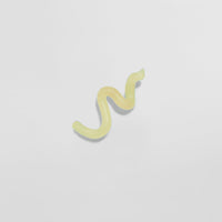 Gelber Gummiwurm auf weißem Hintergrund.