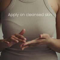 Eine Person in einem ärmellosen Oberteil reibt ihre Hände, darüber steht "Apply on cleansed skin".